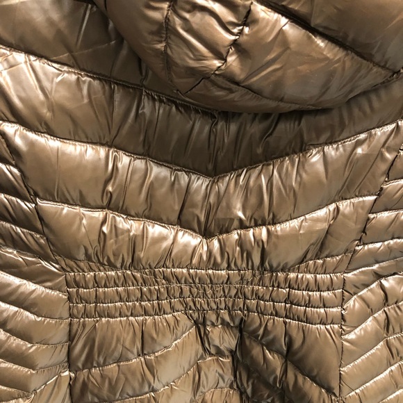 New gold Andrew Marc size small puffer jacket - Picture 3 of 3